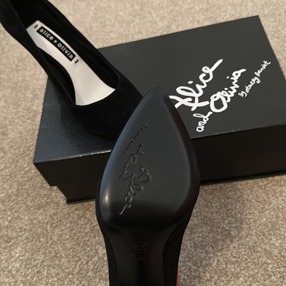 NWT Alice + Oliva sude heels - Picture 4 of 7